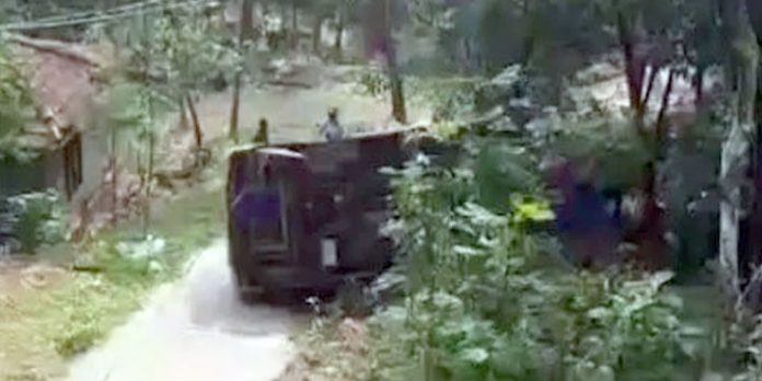 സ്കൂള് വാന് മറിഞ്ഞ് വിദ്യാര്ത്ഥികള്ക്ക് പരിക്ക് സ്കൂള് വാന് മറിഞ്ഞ് വിദ്യാര്ത്ഥികള്ക്ക് പരിക്ക്