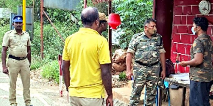 മൂന്നു മാവോവാദികള് തോക്കുകളുമായി വീട്ടിലെത്തിയതായി വീട്ടമ്മ ; ചെക്ക്പോസ്റ്റുകളില് വാഹനപരിശോധന ശക്തമാക്കി മൂന്നു മാവോവാദികള് തോക്കുകളുമായി വീട്ടിലെത്തിയതായി വീട്ടമ്മ ; ചെക്ക്പോസ്റ്റുകളില് വാഹനപരിശോധന ശക്തമാക്കി