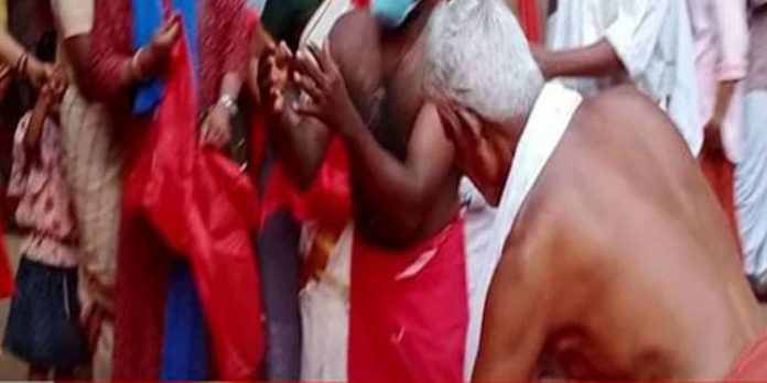 കൊടുങ്ങല്ലൂര് ശ്രീകുരുംബ ഭഗവതി ക്ഷേത്രത്തില് കോഴിബലി നടത്തിയ രണ്ടു പേര് കസ്റ്റഡിയില് കൊടുങ്ങല്ലൂര് ശ്രീകുരുംബ ഭഗവതി ക്ഷേത്രത്തില് കോഴിബലി നടത്തിയ രണ്ടു പേര് കസ്റ്റഡിയില്