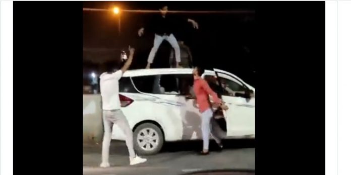 എക്സ്പ്രസ് ഹൈവേയില് ഓടുന്ന കാറിന് മുകളില് യുവാക്കളുടെ ഡാന്സ് ; കാറിന്റെ ഉടമയ്ക്ക് പിഴ ശിക്ഷ എക്സ്പ്രസ് ഹൈവേയില് ഓടുന്ന കാറിന് മുകളില് യുവാക്കളുടെ ഡാന്സ് ; കാറിന്റെ ഉടമയ്ക്ക് പിഴ ശിക്ഷ