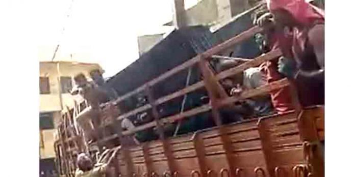 ചില്ലുപാളി ലോറിയില് നിന്ന് ഇറക്കുന്നതിനിടെ ചെരിഞ്ഞു വീണു ; പാലക്കാട് ചുമട്ടുതൊഴിലാളിക്ക് ദാരുണാന്ത്യം ചില്ലുപാളി ലോറിയില് നിന്ന് ഇറക്കുന്നതിനിടെ ചെരിഞ്ഞു വീണു ; പാലക്കാട് ചുമട്ടുതൊഴിലാളിക്ക് ദാരുണാന്ത്യം