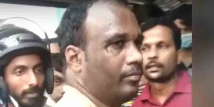കടയില്നിന്ന് വിളിച്ചിറക്കി ഭാര്യയെ കുത്തി പരിക്കേല്പ്പിച്ച മധ്യവയസ്ക്കന് അറസ്റ്റില് കടയില്നിന്ന് വിളിച്ചിറക്കി ഭാര്യയെ കുത്തി പരിക്കേല്പ്പിച്ച മധ്യവയസ്ക്കന് അറസ്റ്റില്