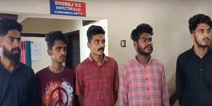 കെഎസ്ആര്ടിസി ബസിനു മുന്നില് ബൈക്കില് അഭ്യാസ പ്രകടനം ; ആറ് പേര് അറസ്റ്റില് കെഎസ്ആര്ടിസി ബസിനു മുന്നില് ബൈക്കില് അഭ്യാസ പ്രകടനം ; ആറ് പേര് അറസ്റ്റില്