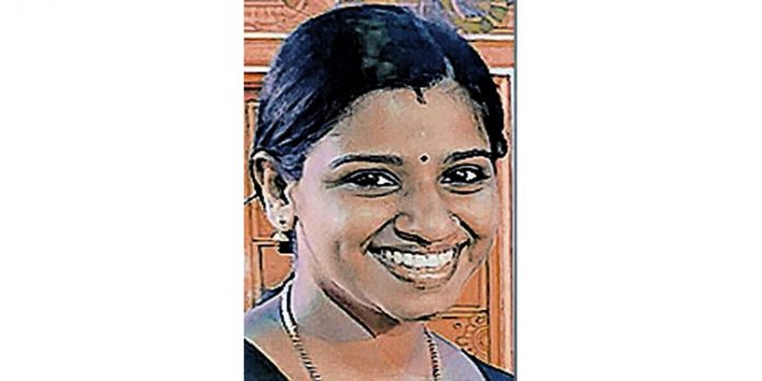 യുവതിയെ ഭര്തൃവീട്ടിലെ കുളിമുറിയില് തൂങ്ങി മരിച്ചനിലയില് കണ്ടെത്തി യുവതിയെ ഭര്തൃവീട്ടിലെ കുളിമുറിയില് തൂങ്ങി മരിച്ചനിലയില് കണ്ടെത്തി
