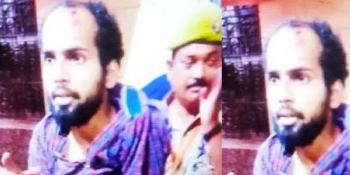 അള്ളാഹു അക്ബര് വിളിച്ച് മാരകായുധങ്ങളുമായി ഗോരഖ്നാഥ് ക്ഷേത്രത്തിലേക്ക് കടക്കാന് ശ്രമിച്ച യുവാവ് പിടിയില് അള്ളാഹു അക്ബര് വിളിച്ച് മാരകായുധങ്ങളുമായി ഗോരഖ്നാഥ് ക്ഷേത്രത്തിലേക്ക് കടക്കാന് ശ്രമിച്ച യുവാവ് പിടിയില്