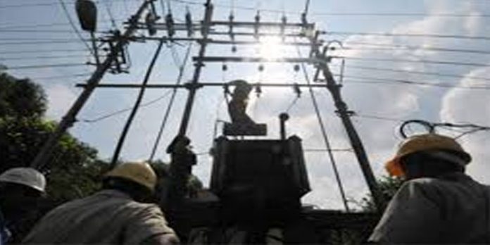 നഗരം മൂന്ന് മണിക്കൂറോളം ഇരുട്ടില് ; കലൂര് സബ്സ്റ്റേഷനില് ട്രാന്സ്ഫോര്മറും സര്ക്യൂട്ട് ബ്രേക്കറും കത്തിനശിച്ചു നഗരം മൂന്ന് മണിക്കൂറോളം ഇരുട്ടില് ; കലൂര് സബ്സ്റ്റേഷനില് ട്രാന്സ്ഫോര്മറും സര്ക്യൂട്ട് ബ്രേക്കറും കത്തിനശിച്ചു