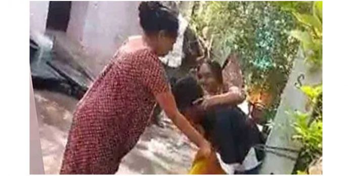 കഞ്ചാവ് ഉപയോഗിച്ച 15കാരനെ അമ്മ തൂണിൽ കെട്ടിയിട്ട് കണ്ണിൽ മുളക് തേച്ചു കഞ്ചാവ് ഉപയോഗിച്ച 15കാരനെ അമ്മ തൂണിൽ കെട്ടിയിട്ട് കണ്ണിൽ മുളക് തേച്ചു