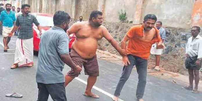 ക്രൈംബ്രാഞ്ച് ഇന്സ്പെക്ടറെ മൂവർ സംഘം മര്ദ്ദിച്ചു ക്രൈംബ്രാഞ്ച് ഇന്സ്പെക്ടറെ മൂവർ സംഘം മര്ദ്ദിച്ചു