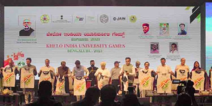 ഖേലോ ഇന്ത്യ യൂണിവേഴ്സിറ്റി ഗെയിംസ് രണ്ടാം പതിപ്പിന്റെ ലോഗോ, മാസ്കോട്ട്, ജേഴ്സി എന്നിവ പ്രകാശനം ചെയ്തു ഖേലോ ഇന്ത്യ യൂണിവേഴ്സിറ്റി ഗെയിംസ് രണ്ടാം പതിപ്പിന്റെ ലോഗോ, മാസ്കോട്ട്, ജേഴ്സി എന്നിവ പ്രകാശനം ചെയ്തു