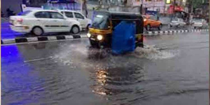 തലസ്ഥാന നഗരിയില് കനത്ത മഴ ; ശക്തമായ മഴയില് പ്രധാന റോഡുകള് വെള്ളത്തിനടിയിലായി തലസ്ഥാന നഗരിയില് കനത്ത മഴ ; ശക്തമായ മഴയില് പ്രധാന റോഡുകള് വെള്ളത്തിനടിയിലായി