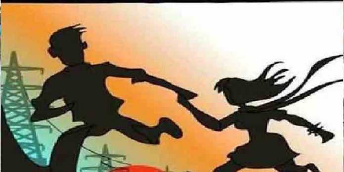 മക്കളെ ഉപേക്ഷിച്ച് പോയ യുവതിയെയും കാമുകനെയും കുന്നംകുളം പോലീസ് അറസ്റ്റ് ചെയ്തു മക്കളെ ഉപേക്ഷിച്ച് പോയ യുവതിയെയും കാമുകനെയും കുന്നംകുളം പോലീസ് അറസ്റ്റ് ചെയ്തു