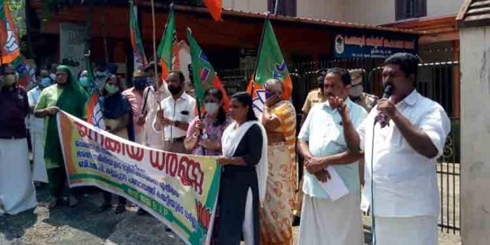ചെങ്ങരൂര് സര്വീസ് സഹകരണബാങ്കിന്റെ കെടുകാര്യസ്ഥതയ്ക്കെതിരെ പ്രതിക്ഷേധ ധര്ണ ചെങ്ങരൂര് സര്വീസ് സഹകരണബാങ്കിന്റെ കെടുകാര്യസ്ഥതയ്ക്കെതിരെ പ്രതിക്ഷേധ ധര്ണ