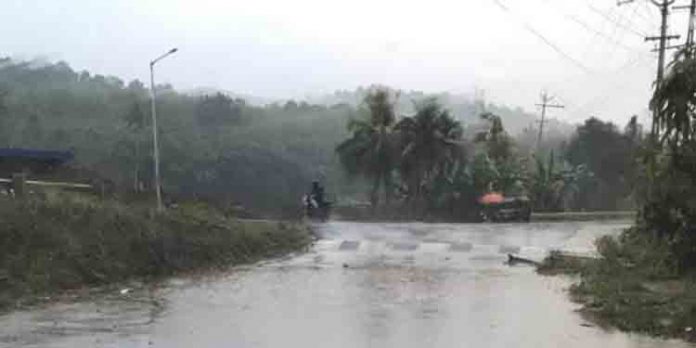 മഴ പെയ്താൽ തോട് ; മാറിയാൽ റോഡ് മഴ പെയ്താൽ തോട് ; മാറിയാൽ റോഡ്