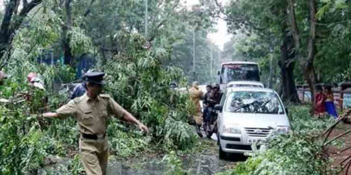 ശക്തമായ കാറ്റിലും മഴയിലും കനത്ത നാശനഷ്ടം ശക്തമായ കാറ്റിലും മഴയിലും കനത്ത നാശനഷ്ടം