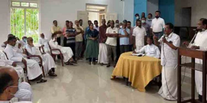 ഏകീകൃത കുര്ബാന ; വിശ്വാസികള് ചേരിതിരിഞ്ഞ് ഏറ്റുമുട്ടി ഏകീകൃത കുര്ബാന ; വിശ്വാസികള് ചേരിതിരിഞ്ഞ് ഏറ്റുമുട്ടി