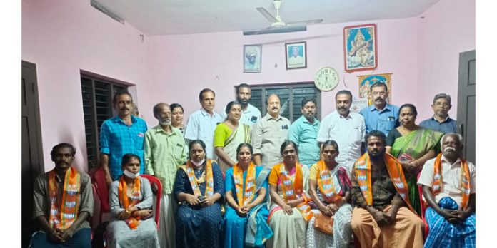 ബിജെപിയിലേക്ക് സ്വീകരിച്ചു ബിജെപിയിലേക്ക് സ്വീകരിച്ചു
