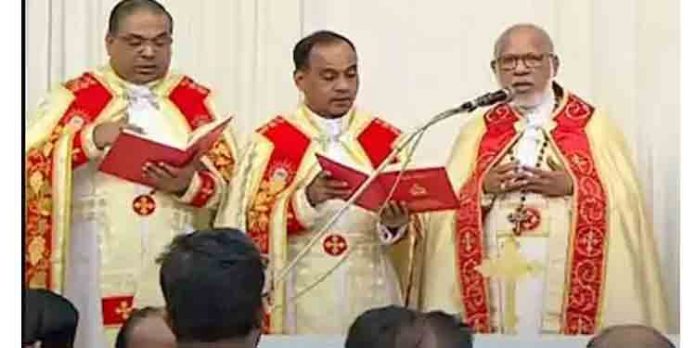 പ്രതിഷേധങ്ങള് തുടരുന്നതിനിടെ അങ്കമാലി അതിരൂപതയില് ഏകീകൃത കുര്ബാന നടന്നു പ്രതിഷേധങ്ങള് തുടരുന്നതിനിടെ അങ്കമാലി അതിരൂപതയില് ഏകീകൃത കുര്ബാന നടന്നു