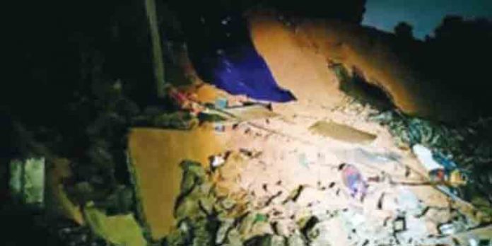 എറണാകുളത്ത് താത്കാലിക ഷെഡ് ഇടിഞ്ഞ് വീണ് അപകടം എറണാകുളത്ത് താത്കാലിക ഷെഡ് ഇടിഞ്ഞ് വീണ് അപകടം
