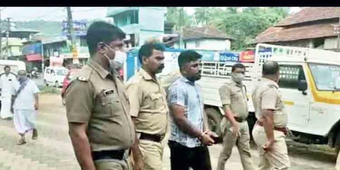 വല്ലപ്പുഴ അക്രമം ; യുവാക്കളെ വെട്ടിപരിക്കേല്പ്പിച്ച പ്രതി വിമാനത്താവളത്തില് പിടിയില് വല്ലപ്പുഴ അക്രമം ; യുവാക്കളെ വെട്ടിപരിക്കേല്പ്പിച്ച പ്രതി വിമാനത്താവളത്തില് പിടിയില്