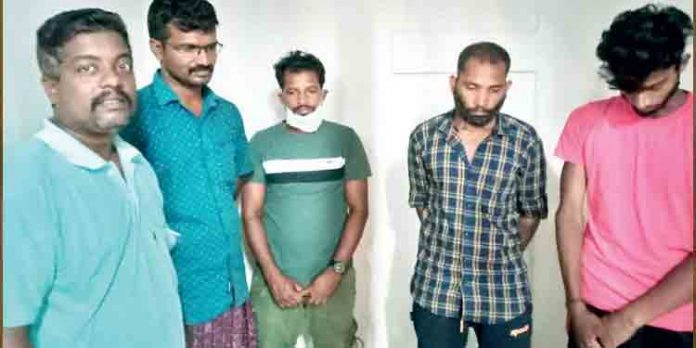 ടൂറിസ്റ്റ് ബസില്നിന്ന് എക്സൈസ് സംഘം 82 കിലോ കഞ്ചാവ് പിടികൂടി ടൂറിസ്റ്റ് ബസില്നിന്ന് എക്സൈസ് സംഘം 82 കിലോ കഞ്ചാവ് പിടികൂടി