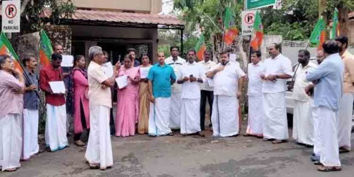മുത്തോലി – കൊടുങ്ങൂര് റോഡിലെ വെള്ളക്കെട്ട് പരിഹരിക്കണം പ്രതിക്ഷേധം മുത്തോലി – കൊടുങ്ങൂര് റോഡിലെ വെള്ളക്കെട്ട് പരിഹരിക്കണം പ്രതിക്ഷേധം