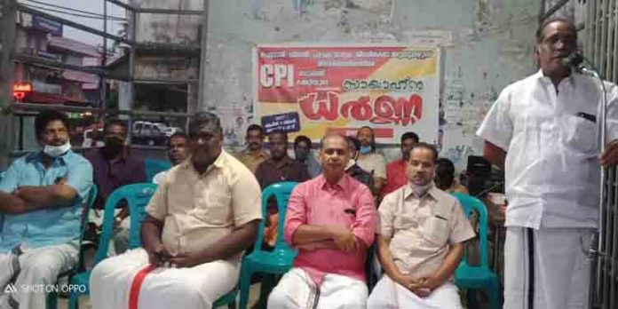വിലക്കയറ്റത്തില് പ്രതിഷേധിച്ച് സായാഹ്ന ധര്ണ്ണ സംഘടിപ്പിച്ചു വിലക്കയറ്റത്തില് പ്രതിഷേധിച്ച് സായാഹ്ന ധര്ണ്ണ സംഘടിപ്പിച്ചു