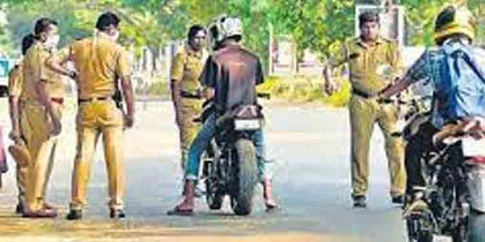 പോലീസിനെ കണ്ട് വെട്ടിച്ച വിദ്യാര്ത്ഥികളുടെ ബൈക്ക് അപകടത്തിൽപ്പെട്ടു ; രണ്ട് പേർക്ക് പരിക്ക് പോലീസിനെ കണ്ട് വെട്ടിച്ച വിദ്യാര്ത്ഥികളുടെ ബൈക്ക് അപകടത്തിൽപ്പെട്ടു ; രണ്ട് പേർക്ക് പരിക്ക്