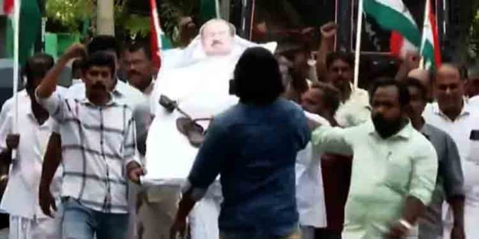 കെ വി തോമസിനെതിരെ കുമ്പളങ്ങിയില് പ്രതിഷേധം കെ വി തോമസിനെതിരെ കുമ്പളങ്ങിയില് പ്രതിഷേധം