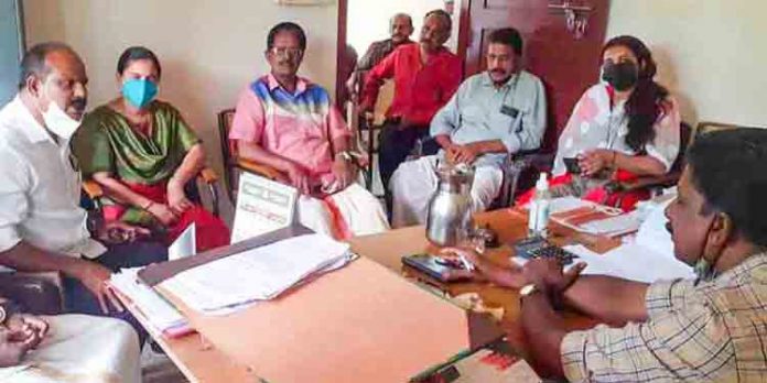 കനത്തമഴയില് നെല്കൃഷിക്കുണ്ടായ നഷ്ടം പരിഹരിക്കണമെന്ന് ആവശ്യപ്പെട്ട് കര്ഷകര് കൃഷി ഉദ്യോഗസ്ഥരെ ഉപരോധിച്ചു കനത്തമഴയില് നെല്കൃഷിക്കുണ്ടായ നഷ്ടം പരിഹരിക്കണമെന്ന് ആവശ്യപ്പെട്ട് കര്ഷകര് കൃഷി ഉദ്യോഗസ്ഥരെ ഉപരോധിച്ചു