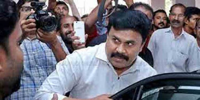 ദിലീപിന്റെ ജാമ്യം റദ്ദാക്കാന് വിചാരണക്കോടതിയെ സമീപിക്കാനൊരുങ്ങി ക്രൈം ബ്രാഞ്ച് ദിലീപിന്റെ ജാമ്യം റദ്ദാക്കാന് വിചാരണക്കോടതിയെ സമീപിക്കാനൊരുങ്ങി ക്രൈം ബ്രാഞ്ച്