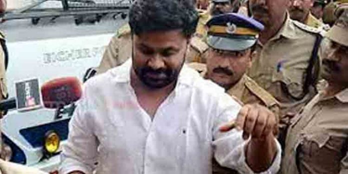 നടിയെ ആക്രമിച്ച കേസ് ; ക്രൈംബ്രാഞ്ച് അപേക്ഷ ചോർന്ന സംഭവത്തിൽ റിപ്പോർട്ട് നൽകാൻ എഡിജിപിക്ക് നിർദേശം നടിയെ ആക്രമിച്ച കേസ് ; ക്രൈംബ്രാഞ്ച് അപേക്ഷ ചോർന്ന സംഭവത്തിൽ റിപ്പോർട്ട് നൽകാൻ എഡിജിപിക്ക് നിർദേശം