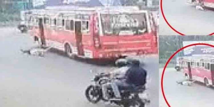 ഓടിക്കൊണ്ടിരുന്ന ബസില് നിന്ന് വിദ്യാര്ത്ഥിനി തെറിച്ചുവീണു ഓടിക്കൊണ്ടിരുന്ന ബസില് നിന്ന് വിദ്യാര്ത്ഥിനി തെറിച്ചുവീണു