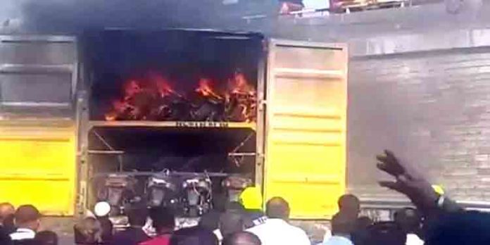 ട്രക്കില് കൊണ്ടുപോകുകയായിരുന്ന 20 ഇലക്ട്രിക് സ്കൂട്ടറുകള് കത്തിനശിച്ചു ട്രക്കില് കൊണ്ടുപോകുകയായിരുന്ന 20 ഇലക്ട്രിക് സ്കൂട്ടറുകള് കത്തിനശിച്ചു