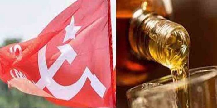 വിദേശമദ്യ കുപ്പികളുമായി സിപിഎം ബ്രാഞ്ച് സെക്രട്ടറിയെ പോലീസ് അറസ്റ്റ് ചെയ്തു വിദേശമദ്യ കുപ്പികളുമായി സിപിഎം ബ്രാഞ്ച് സെക്രട്ടറിയെ പോലീസ് അറസ്റ്റ് ചെയ്തു