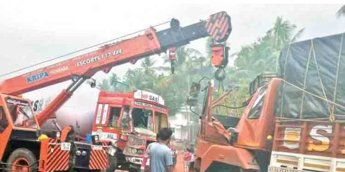 ദേശീയപാതയില് ടാങ്കര്ലോറിയും ചരക്കുലോറിയും കൂട്ടിയിടിച്ചു ; വന്ദുരന്തം ഒഴിവായി ദേശീയപാതയില് ടാങ്കര്ലോറിയും ചരക്കുലോറിയും കൂട്ടിയിടിച്ചു ; വന്ദുരന്തം ഒഴിവായി