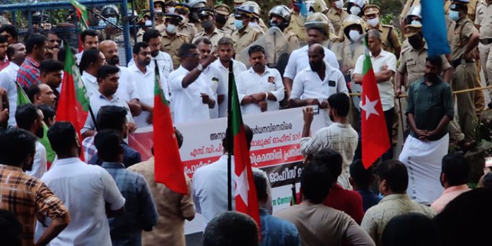 നികുതി വര്ധന : പ്രതിഷേധ സമരത്തെ അക്രമിക്കുന്നത് പോലീസ് ഗുണ്ടായിസം ; എസ്ഡിപിഐ നികുതി വര്ധന : പ്രതിഷേധ സമരത്തെ അക്രമിക്കുന്നത് പോലീസ് ഗുണ്ടായിസം ; എസ്ഡിപിഐ