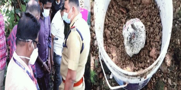 കഴക്കൂട്ടത്ത് യുവാവിന് നേരെ നാടൻ ബോംബെറിഞ്ഞ സംഭവം ; പ്രതികളുടെ വീട്ടിലും നാടൻ ബോംബുകൾ കണ്ടെത്തി കഴക്കൂട്ടത്ത് യുവാവിന് നേരെ നാടൻ ബോംബെറിഞ്ഞ സംഭവം ; പ്രതികളുടെ വീട്ടിലും നാടൻ ബോംബുകൾ കണ്ടെത്തി