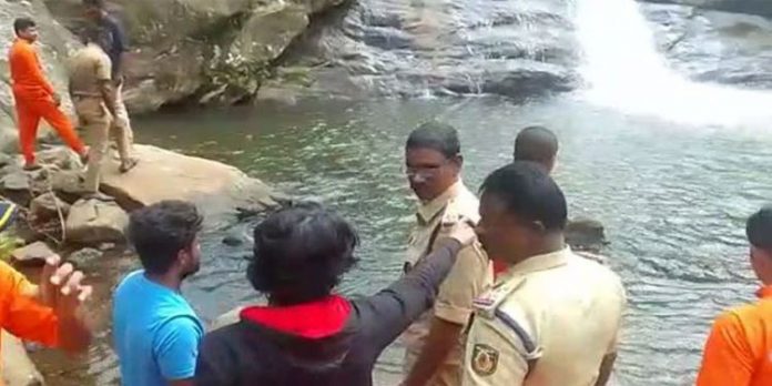 വെള്ളച്ചാട്ടത്തില് കുളിക്കാനിറങ്ങിയ യുവാവ് മുങ്ങിമരിച്ചു വെള്ളച്ചാട്ടത്തില് കുളിക്കാനിറങ്ങിയ യുവാവ് മുങ്ങിമരിച്ചു