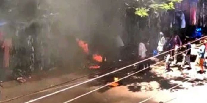 വിഷു തിരക്കിനിടയിൽ കണ്ണൂർ നഗരത്തിൽ തീപ്പിടുത്തം വിഷു തിരക്കിനിടയിൽ കണ്ണൂർ നഗരത്തിൽ തീപ്പിടുത്തം