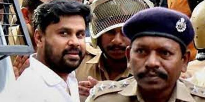 നടിയെ ആക്രമിച്ച കേസില് കോടതി ജീവനക്കാരെ ചോദ്യം ചെയ്യാന് അനുമതി നടിയെ ആക്രമിച്ച കേസില് കോടതി ജീവനക്കാരെ ചോദ്യം ചെയ്യാന് അനുമതി