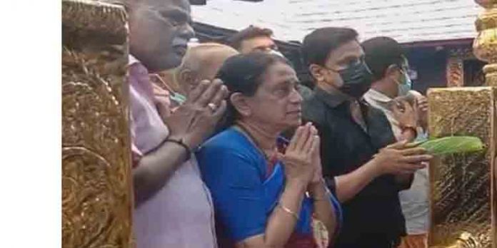 ദുരിതത്തില് നിന്ന് കരകയറ്റണേ … കലിയുഗ വരദനെ തൊഴുത് ദിലീപ് ദുരിതത്തില് നിന്ന് കരകയറ്റണേ … കലിയുഗ വരദനെ തൊഴുത് ദിലീപ്