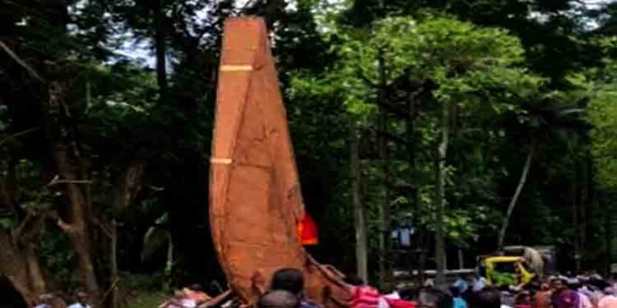 പാലം പണി എട്ടിന്റെ പണിയായി ; പള്ളിയോടം നീറ്റിലിറക്കാന് കരയിലൂടെ നിരക്കേണ്ടി വന്നു പാലം പണി എട്ടിന്റെ പണിയായി ; പള്ളിയോടം നീറ്റിലിറക്കാന് കരയിലൂടെ നിരക്കേണ്ടി വന്നു