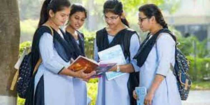 ഉന്നത വിദ്യാഭ്യാസം : പെൺകുട്ടികൾക്ക് 5000 രൂപ സ്കോളർഷിപ്പും സൗജന്യ യാത്രയും അനുവദിക്കാൻ ശുപാർശ ഉന്നത വിദ്യാഭ്യാസം : പെൺകുട്ടികൾക്ക് 5000 രൂപ സ്കോളർഷിപ്പും സൗജന്യ യാത്രയും അനുവദിക്കാൻ ശുപാർശ