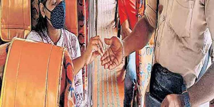 സംസ്ഥാനത്ത് ബസ്, ഓട്ടോ, ടാക്സി നിരക്ക് കൂട്ടി ; ഇന്നു ചേര്ന്ന് മന്ത്രിസഭാ യോഗം നിരക്ക് വര്ധനയ്ക്ക് അംഗീകാരം നല്കി സംസ്ഥാനത്ത് ബസ്, ഓട്ടോ, ടാക്സി നിരക്ക് കൂട്ടി ; ഇന്നു ചേര്ന്ന് മന്ത്രിസഭാ യോഗം നിരക്ക് വര്ധനയ്ക്ക് അംഗീകാരം നല്കി