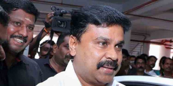 ദിലീപിന്റെ അഭിഭാഷകരുടെ ഫോണ് സംഭാഷണം പുറത്ത് വന്നതില് ക്രൈംബ്രാഞ്ചിനെതിരെ ബാര് കൗണ്സിലിന് പരാതി ദിലീപിന്റെ അഭിഭാഷകരുടെ ഫോണ് സംഭാഷണം പുറത്ത് വന്നതില് ക്രൈംബ്രാഞ്ചിനെതിരെ ബാര് കൗണ്സിലിന് പരാതി