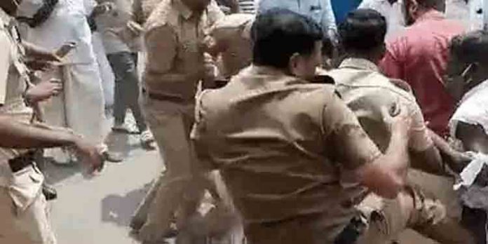 കെ-റെയില് വിരുദ്ധ പ്രതിഷേധം ; സമരക്കാരനെ ചവിട്ടിയ പോലീസുകാരനെതിരെ അന്വേഷണം കെ-റെയില് വിരുദ്ധ പ്രതിഷേധം ; സമരക്കാരനെ ചവിട്ടിയ പോലീസുകാരനെതിരെ അന്വേഷണം