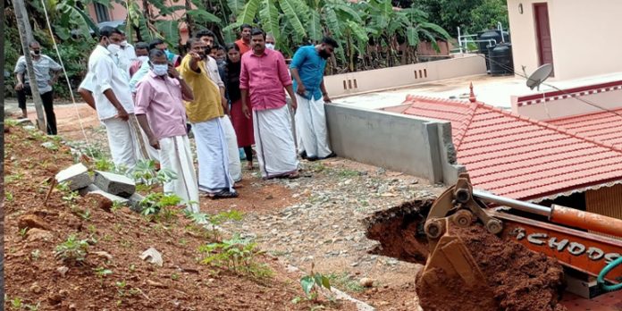 വേനൽ മഴയിൽ നാശനഷ്ടം സംഭവിച്ച വീടുകൾ സന്ദർശിച്ച് എം.എൽ.എ വേനൽ മഴയിൽ നാശനഷ്ടം സംഭവിച്ച വീടുകൾ സന്ദർശിച്ച് എം.എൽ.എ