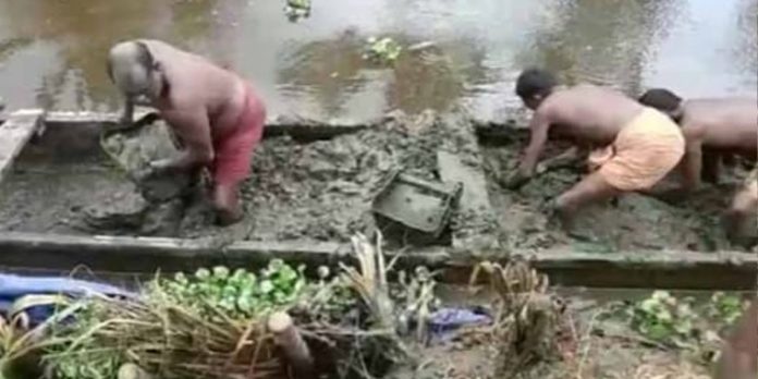 കനത്ത വേനല് മഴ ; വേങ്ങല് ഇരുകര പാടശേഖരത്തില് വെള്ളം കയറി കനത്ത വേനല് മഴ ; വേങ്ങല് ഇരുകര പാടശേഖരത്തില് വെള്ളം കയറി