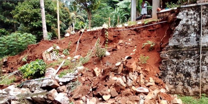 കനത്ത കാറ്റിലും മഴയിലും സംരക്ഷണ ഭിത്തി തകര്ന്നു വീണു ; വീട് അപകട ഭീഷണിയില് കനത്ത കാറ്റിലും മഴയിലും സംരക്ഷണ ഭിത്തി തകര്ന്നു വീണു ; വീട് അപകട ഭീഷണിയില്