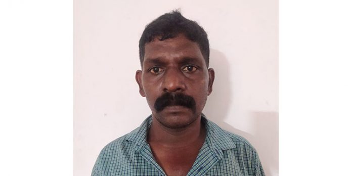 ബൈക്കിൽ കറങ്ങി നടന്നു മദ്യവിൽപ്പന ; മധ്യവയസ്ക്കൻ അറസ്റ്റിൽ ബൈക്കിൽ കറങ്ങി നടന്നു മദ്യവിൽപ്പന ; മധ്യവയസ്ക്കൻ അറസ്റ്റിൽ
